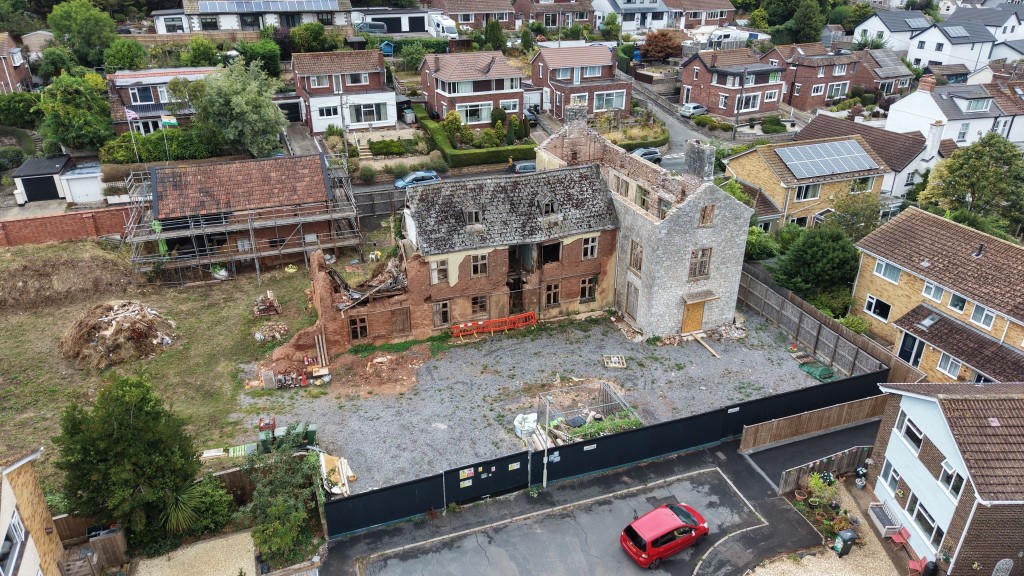 Lot: 198 - FORMER HISTORIC SITE FOR RESIDENTIAL DEVELOPMENT WITH PLANNING FOR SEVEN DWELLINGS - Further drone view of site